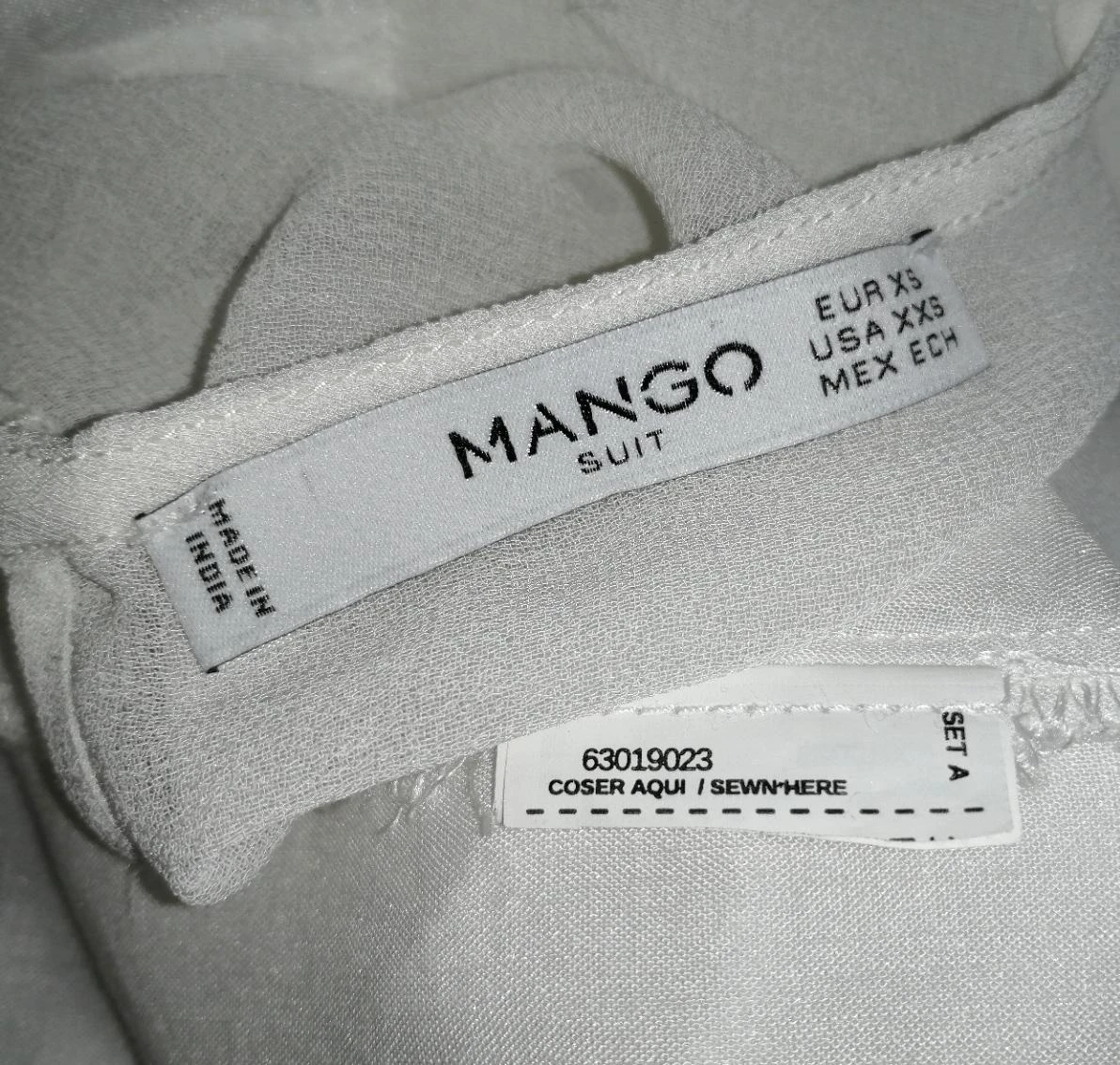 Blusa romántica blanca con plastrón de ganchillo y espalda caída "Mango" – photo 3